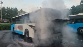 제주대 정문 앞 차고지서 버스 화재.. 20분 만에 완진
