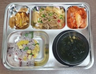 80대 노인 밥 당번 부담 줄인다...경로당 급식용 간편식 첫 선