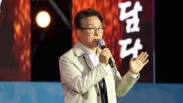 가수 공연 멈추고 김민석 인사말… 순창축제 ‘과잉 의전’  논란