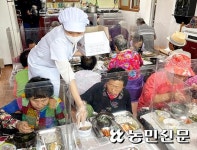떴다 ‘사랑의 밥차’…“여보게, 밥 먹으러 경로당 가세”