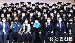 “코로나로 2년 만에 학사모 썼어요”