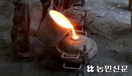 솥밥의 핵심 ‘솥’ …밥맛 살리는 1800℃ 쇳물의 변신