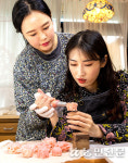 [하루만에 고수되기] 백설기 위 손끝으로 피운 앙금꽃…떡케이크, 정성에 감동해 입이 ‘떡’