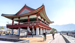 [창원 봄나들이] 여좌천서 벚꽃구경…드라마세트장 둘러보고, 진해루서 야경을