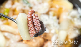 [향토밥상] 낙지 ‘야들야들’ 국물 ‘담백’…“어느새 바다가 입안에”