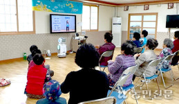 [화제] 말동무에 건강관리까지…‘스마트 로봇친구’ 효자노릇 톡톡