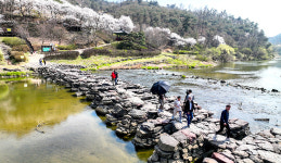 진천에 1000년 견딘 돌다리 있다…두타산서 내려보면 한반도 지형이 ‘한 눈에’