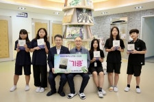 전남 동광양농협, 골약중학교 전교생에 책 기증