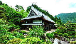 [마을호텔 프로젝트] 작은 산촌의 대변신…빈집은 호텔로, 주민은 호텔리어로