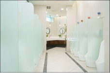 천장 모니터·공기정화식물·자연채광…전국 ‘아름다운 화장실’ 비결은