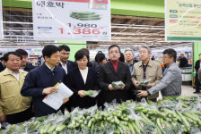 최상목 부총리, 하나로마트 찾아 물가대책 점검