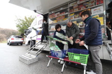 [현장 스케치] ‘바퀴 달린 마트’…찾아가는 행복장터 ‘호평’