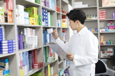 퇴사하더니 같은 건물에 약국 차린 약사, 영업 못해…왜?