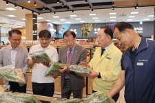 지도농협, 로컬푸드직매장 통해 지역 농산물 판매 앞장