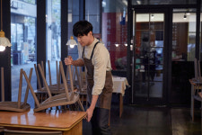 “취업 안하고 부모님 가게서 일해요”…보수 없이 가족 돕는 청년층 늘어