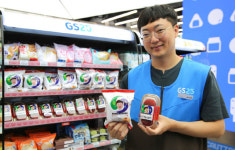 충주맨, 편의점엔 어쩐일?…“충주 사과 디저트 맛보세요”