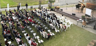 방목 젖소 사이서 클래식 선율 만끽