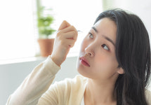 ‘인공눈물’ 그냥 썼다간 미세플라스틱이 눈으로…올바른 사용법은?