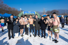 충북 금성농협 직원들, 알몸마라톤 참여로 농업·농촌 알려