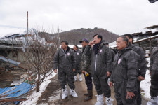 전북지역, 폭설피해 속출…농협, 축산농가 위로 방문