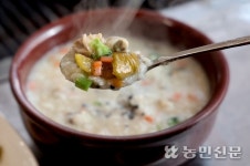 [향토밥상] 벚꽃 필 무렵, 뽀얀 알맹이 ‘만개’…입안 가득 채우는 봄의 맛 ‘벚굴’