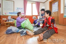 이재민에게 의류 꾸러미 제공