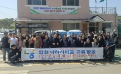 서서울농협, 파주 낙하리마을 찾아 일솝돕기…영농물품 기증