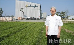 [흙기사] 볏짚을 퇴비로…토양 살리며 농가소득은 ‘덤’