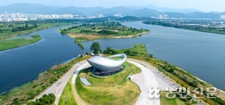 물고기가 물 밖으로 뛰어오르듯…건축과 자연이 만든 경이로움 ‘디아크문화관’