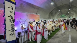 경기 용인 수지농협 풍물단, 지역 축제에서 전통 가락 선보여
