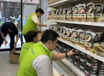 “원기보충해 더위 이기세요”…쪽방촌 주민에 보양식 전달