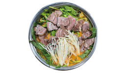 [맛있는 이야기] 더위 ‘물렀거라’…흑염소탕, 올여름 건강 보양식으로 ‘딱’