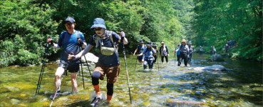 거센 물살 헤치며 물길 따라 원시림 속으로 ‘트레킹’