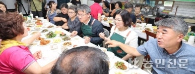 “농협 반조리식품 덕에 밥 걱정 덜었어요”…달라진 농촌 경로당 풍경