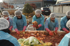 세종 조치원농협, 사랑의 김장 나눔…따듯한 손길 전달