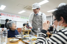“어르신, 이젠 편하게 식사하세요”…제주도, 경로당에 간편식 도입 첫 발