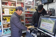 완주 고산농협, 외진 마을 곳곳 누비는 이동장터 ‘인기만발’
