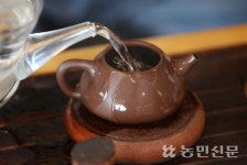 [학교의 재탄생] ‘차’ 한잔에 ‘이야기’ 한모금…벽촌에 차향 스민다