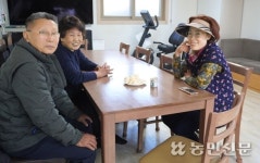 [농촌을 바꾼 고향기부] 좌식 불편 해결…앉을 때마다 웃음꽃 피우는 공간 선물