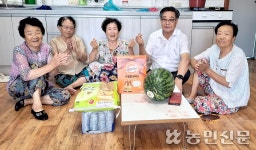 통영 용남농협, 경로당 찾아 여름나기 물품 나눠