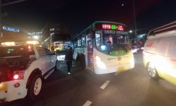 수원 영통 사거리서 시내버스-통근버스-차량 충돌, 부상자 6명