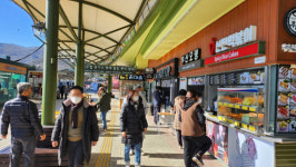 거리두기 없는 설… 붐비는 귀성객에 휴게소 ‘활짝’