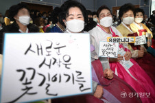 감격어린 남인천중고 만학도 졸업식[포토뉴스]