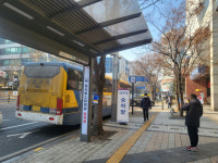추위 피할 곳 없어 밖에서 ‘오들오들’... ‘성남버스임시터미널’ 불편함 호소 [현장의 목소리]