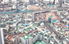 비 오면 물 줄줄, 벽면 쩍쩍… “16년째 불안과 삽니다” [송현자유시장 재개발 지지부진]