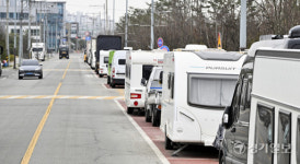 캠핑카, 캠핑트레일러 불법주차로 골머리 [포토뉴스]