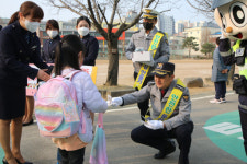 부천소사署, 등·하굣길 통학 안전 ‘이상 無’…교통안전 릴레이 캠페인