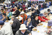 수원 권선2동, 어르신께 따뜻한 짜장면 한끼 나눔 [포토뉴스]