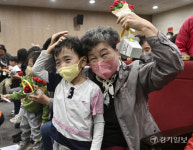 어버이날 맞이 복지관 어르신들에게 카네이션 전달 [포토뉴스]