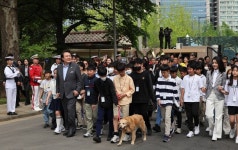 윤 대통령 부부, 아이들 손 잡고 입장...‘용산 어린이정원’ 개방